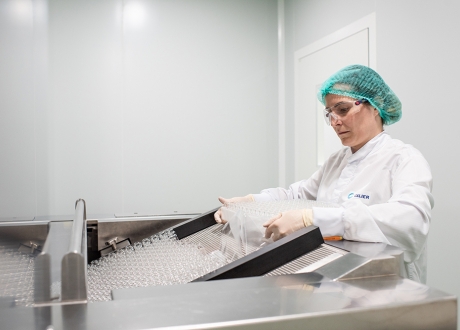 Señora en un laboratorio