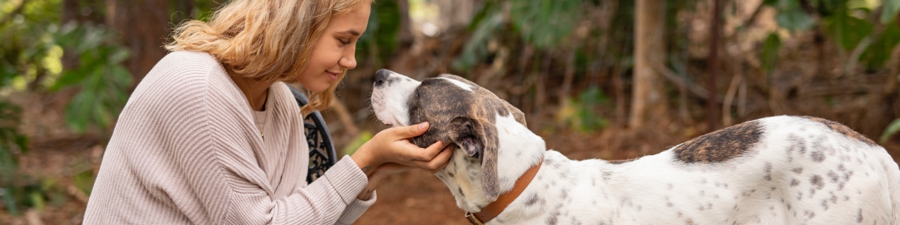 Chica con un perro