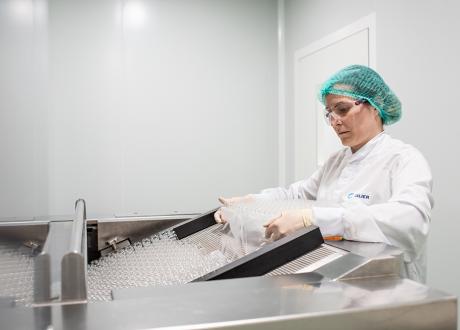 Señora en un laboratorio