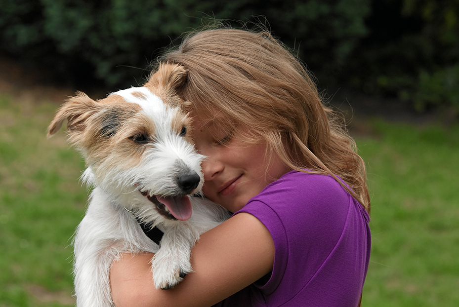 niña y perro