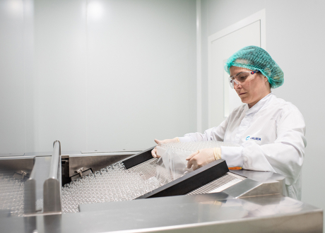 Señora en un laboratorio