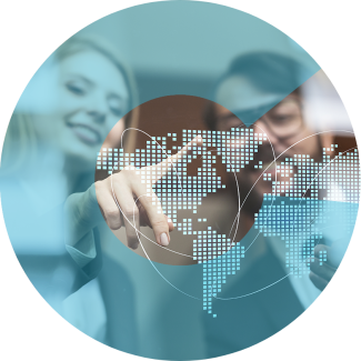 Dos personas señalando un mapa del mundo y el Logo de Calier 